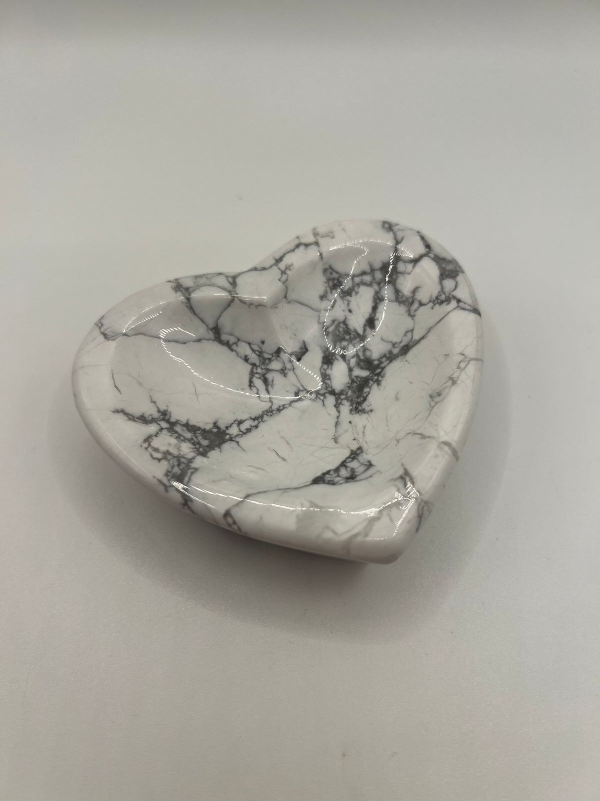 Howlite heart dish