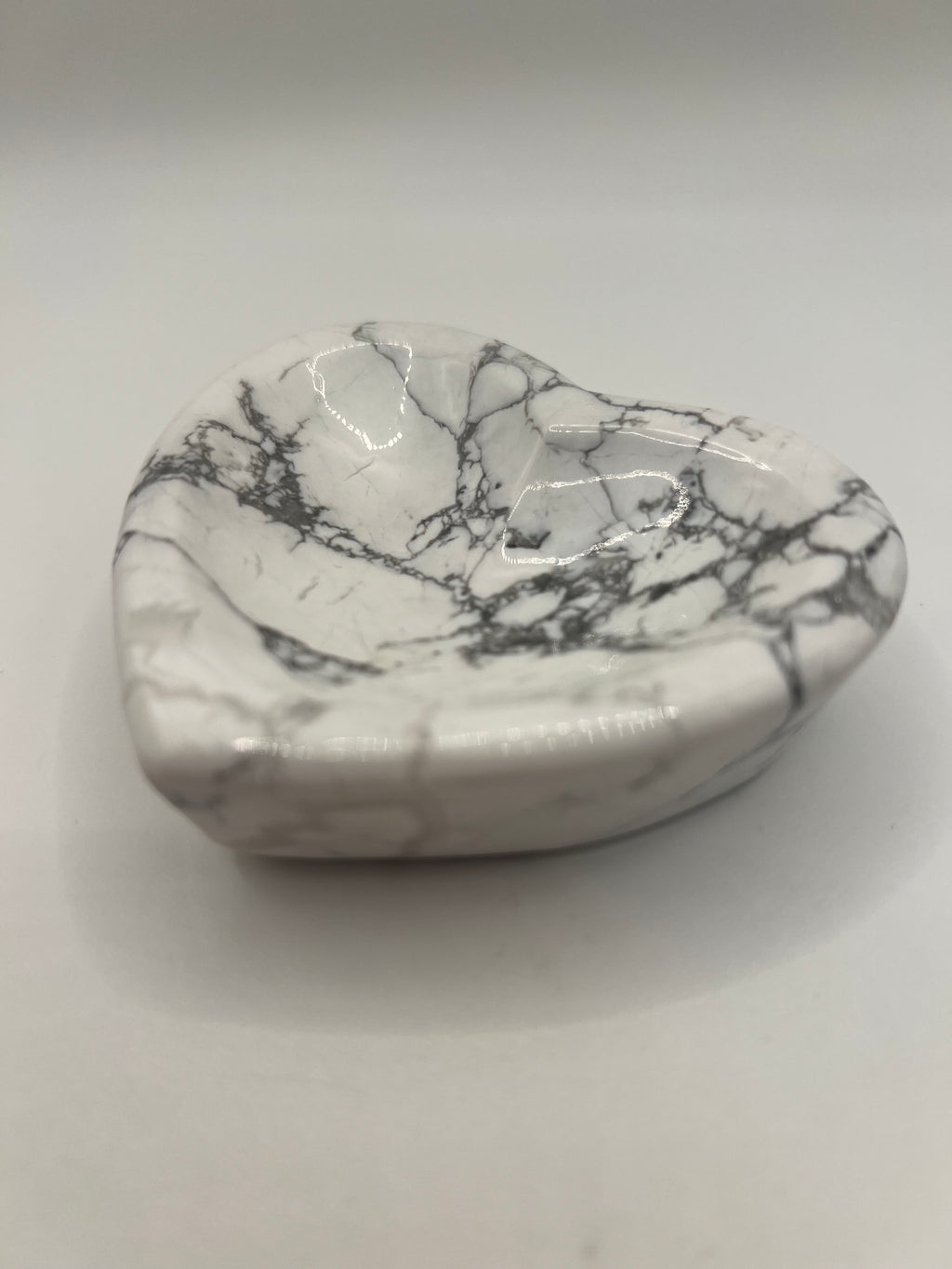 Howlite heart dish