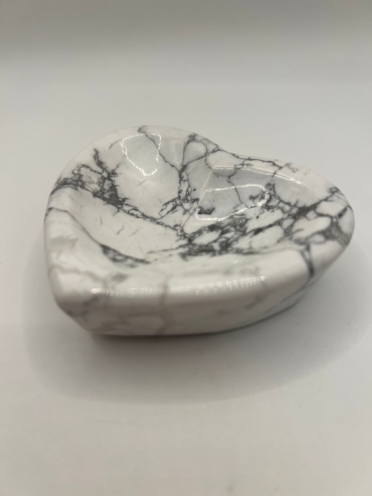 Howlite heart dish